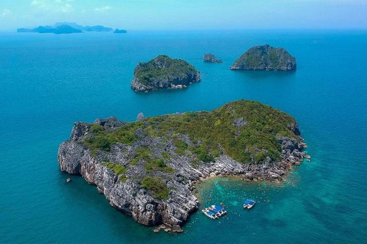 un'isola nell'oceano con barche in acqua