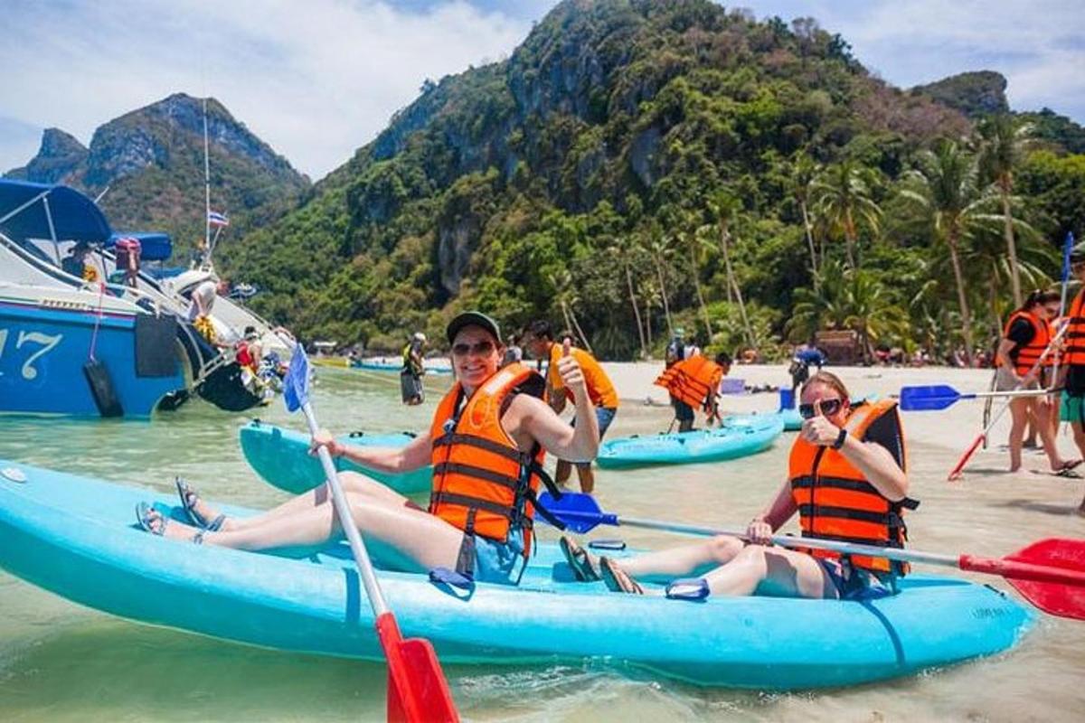 un gruppo di persone in kayak sulla spiaggia