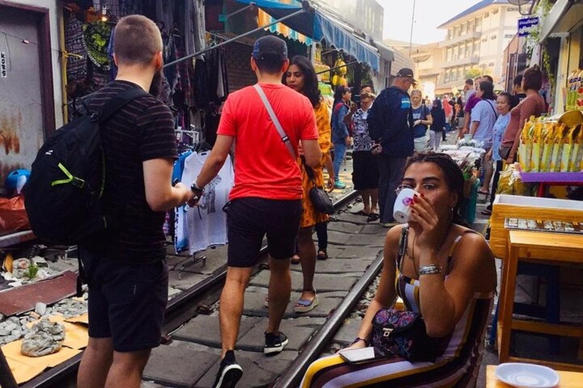 o femeie cu o mască pe față într-o piață