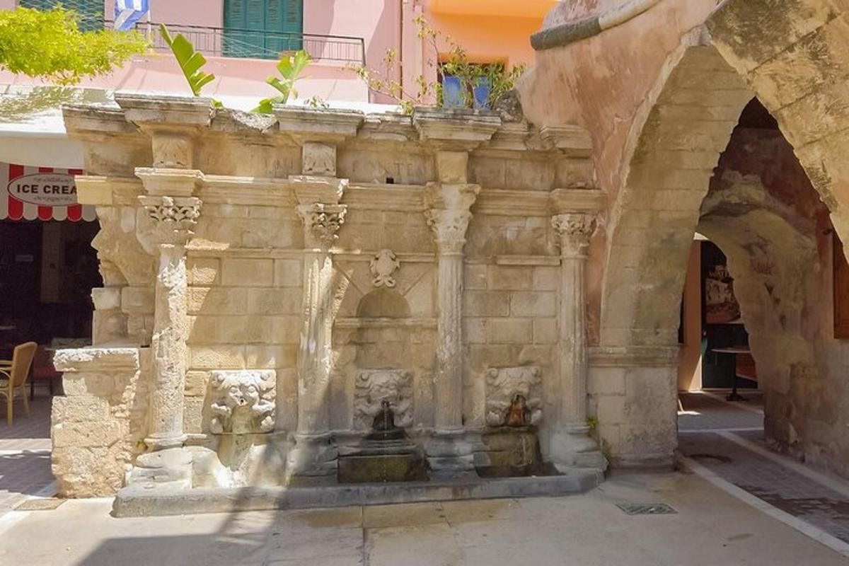 un edificio in pietra con una fontana in una strada