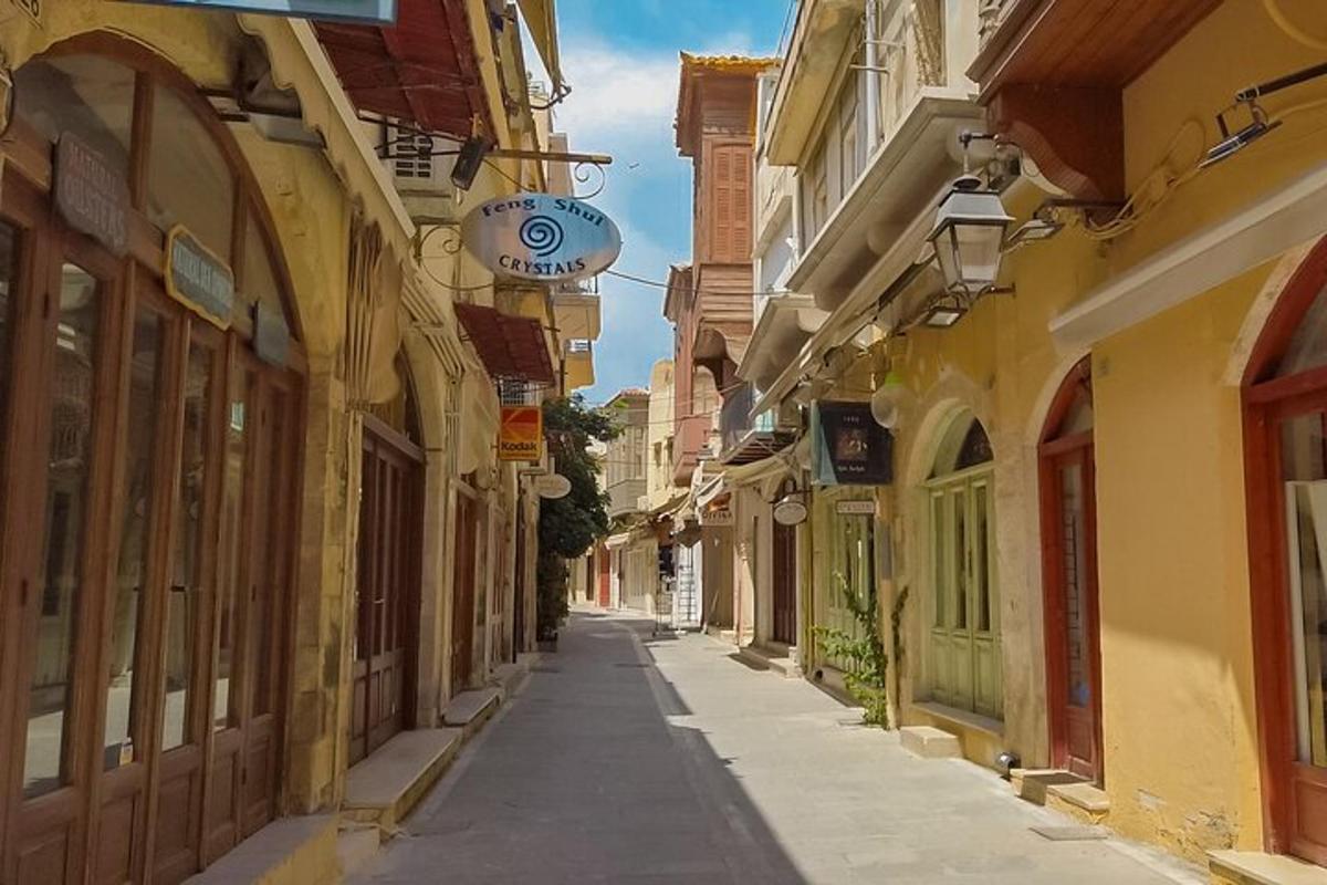 una strada vuota in una città con edifici