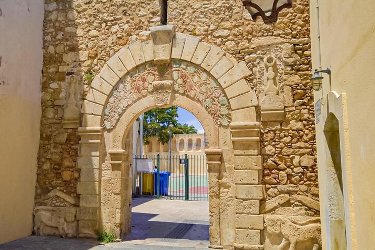 um arco na lateral de um edifício de pedra