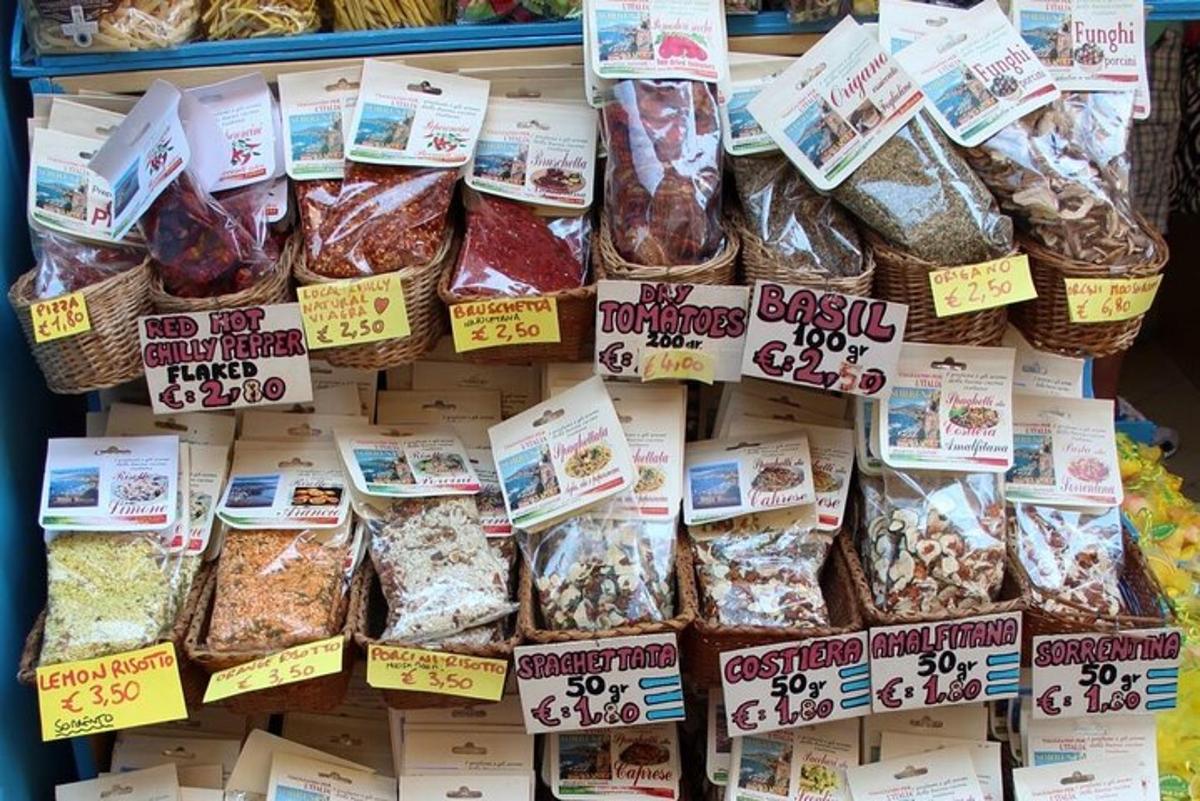 một màn hình hiển thị các loại thực phẩm khác nhau trong một cửa hàng