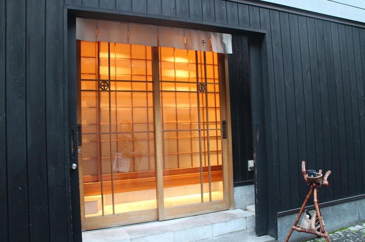 una porta a vetri su un edificio con una bicicletta davanti