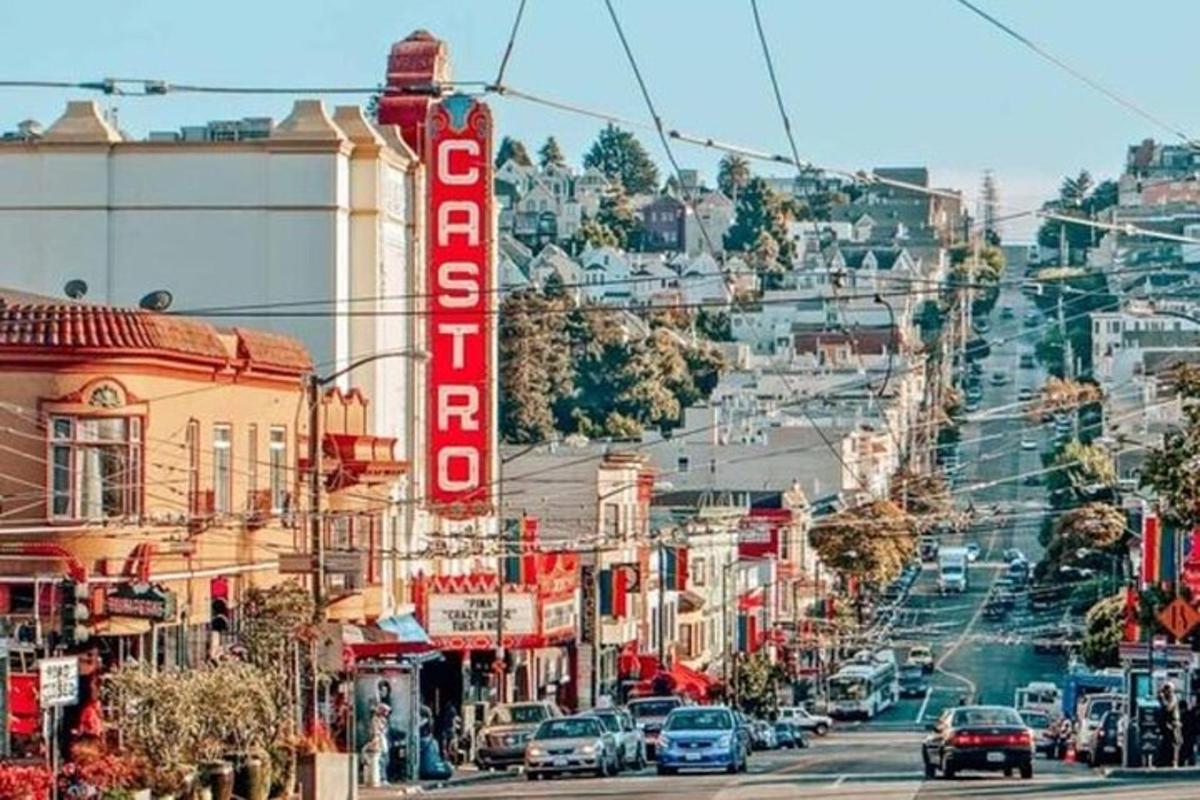 Una calle de la ciudad con un cartel que dice Santa Cruz