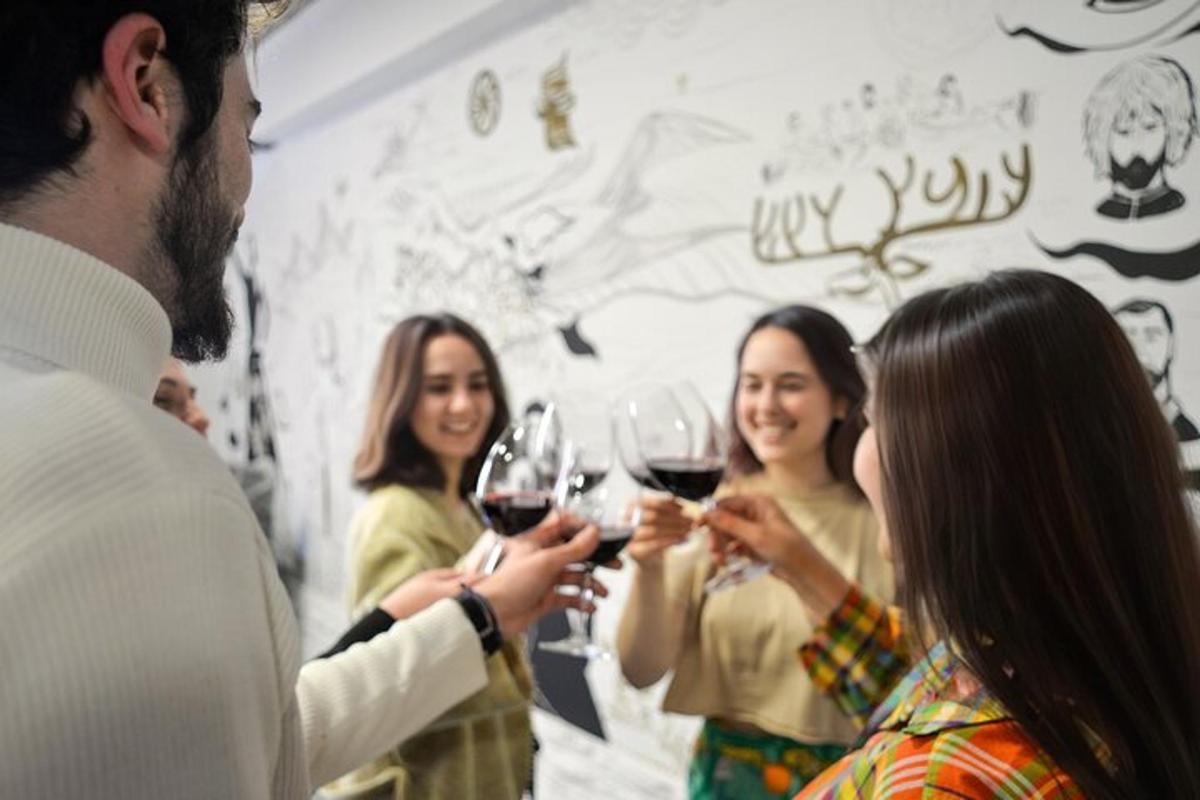 um grupo de pessoas segurando taças de vinho