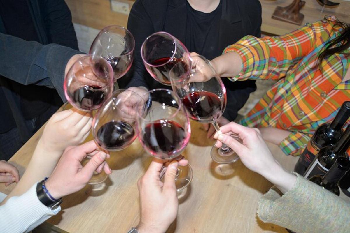 um grupo de pessoas segurando taças de vinho