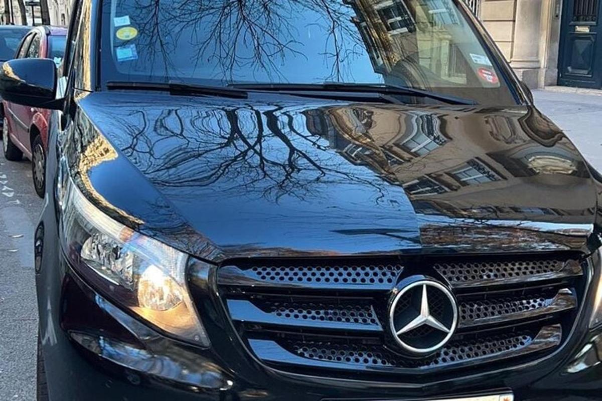 tänaval pargitud sõiduauto Mercedes-Benz
