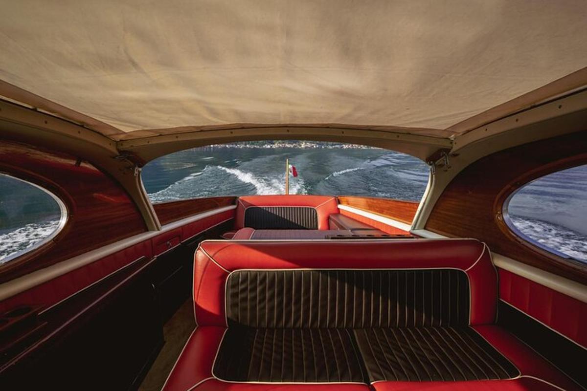Una vista desde la parte trasera de un barco con asientos rojos.