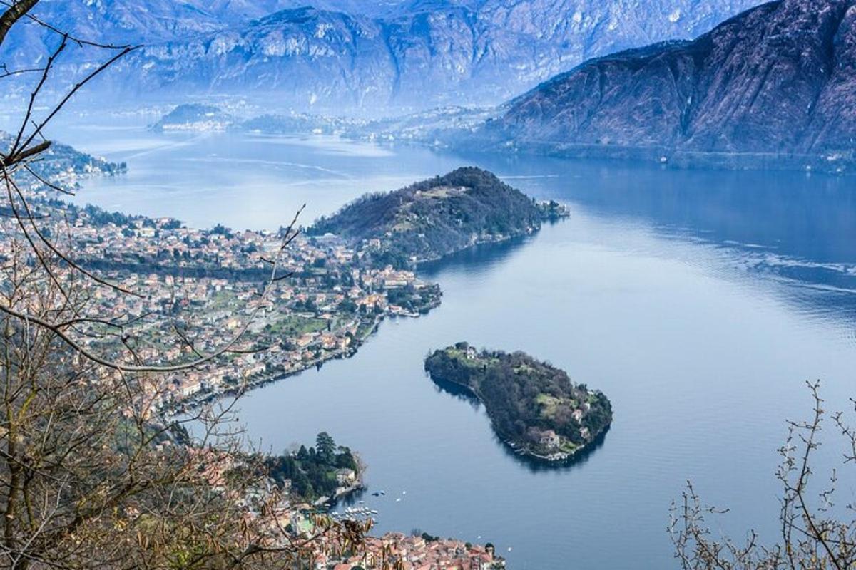 pogled na veliko vodno telo z gorami