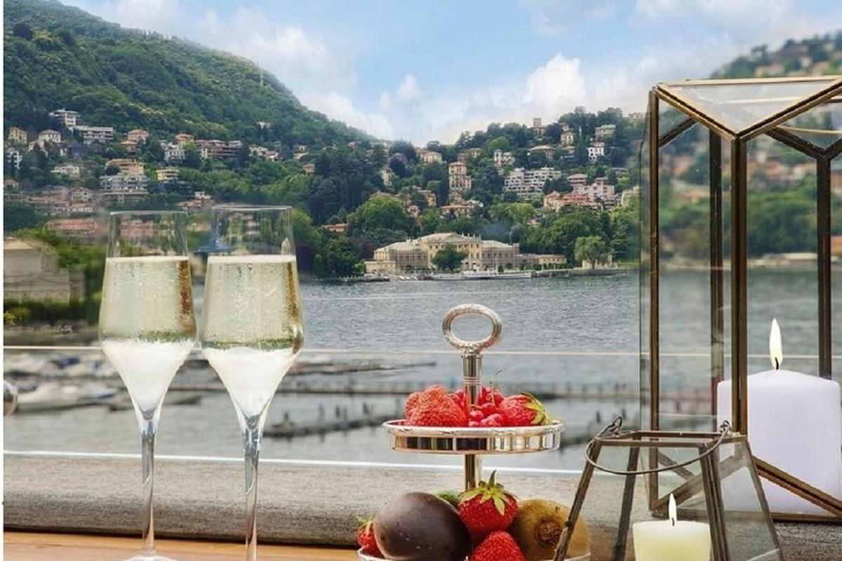 dva kozarca za vino na mizi s pogledom na jezero