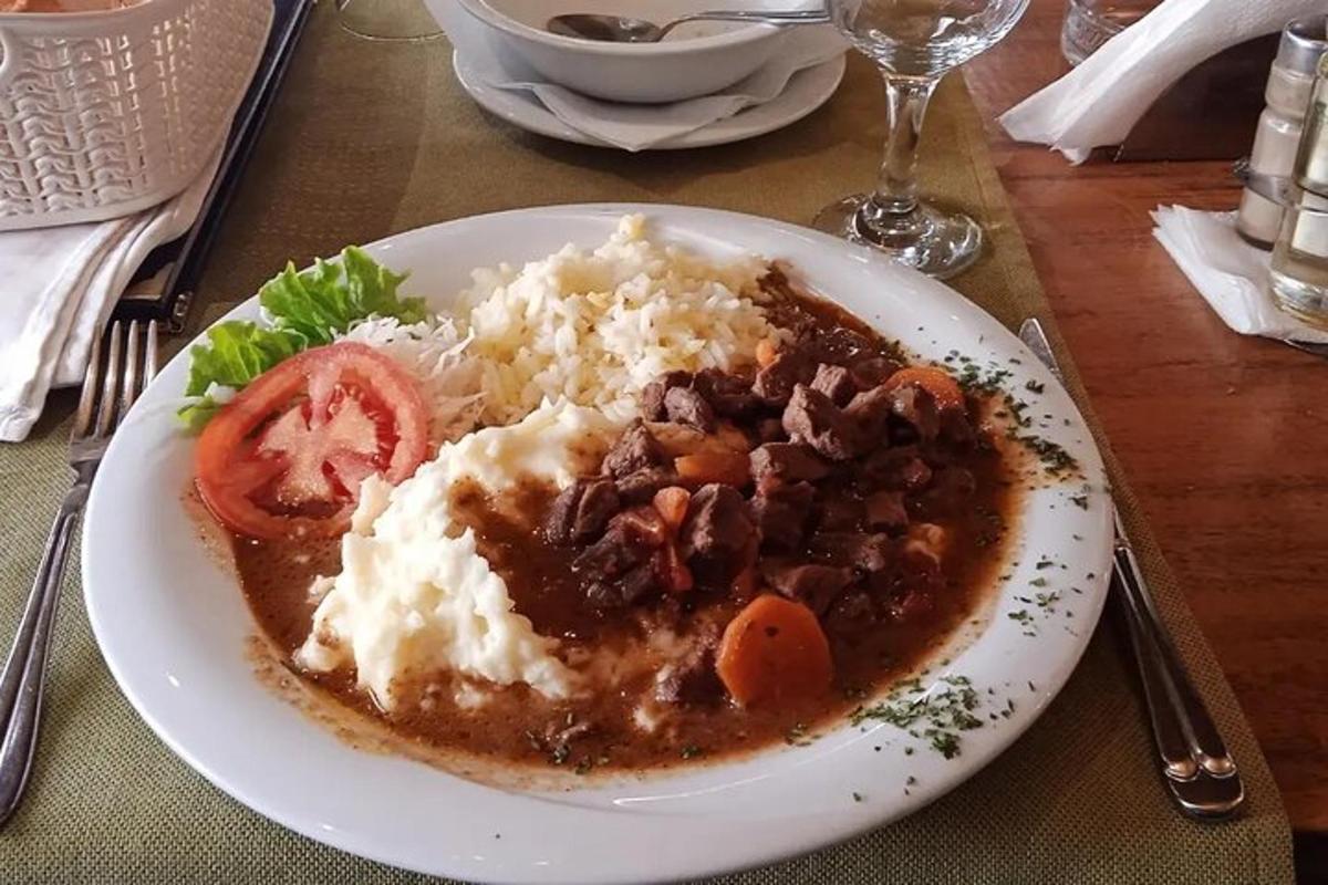 egy tányér étel hússal és rizzsel az asztalon