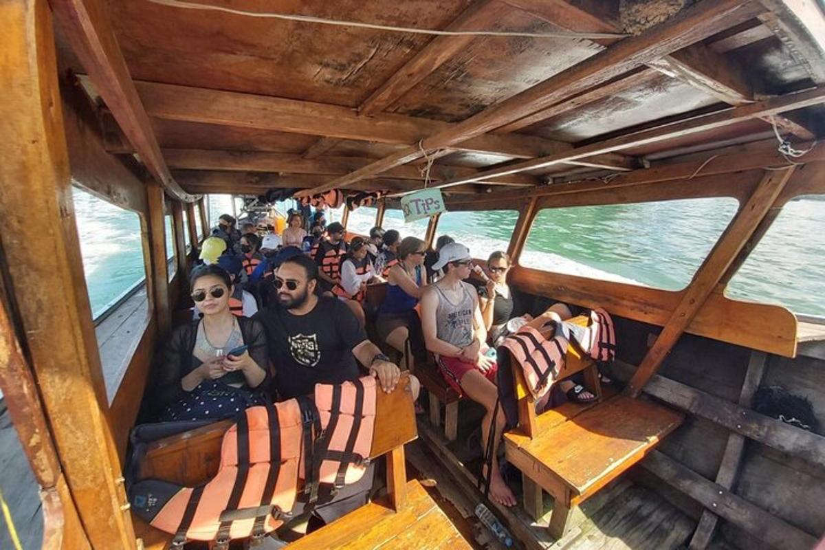 un groupe de personnes assises sur un bateau