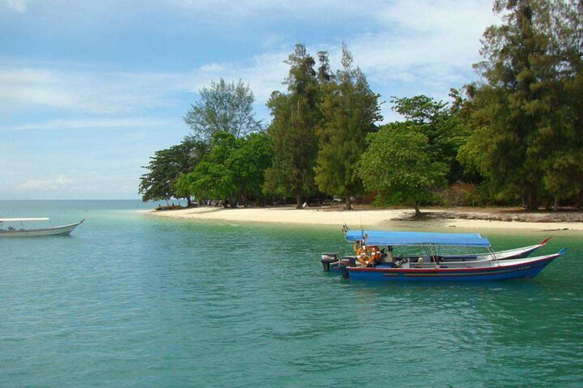 un barco en el agua junto a una playa