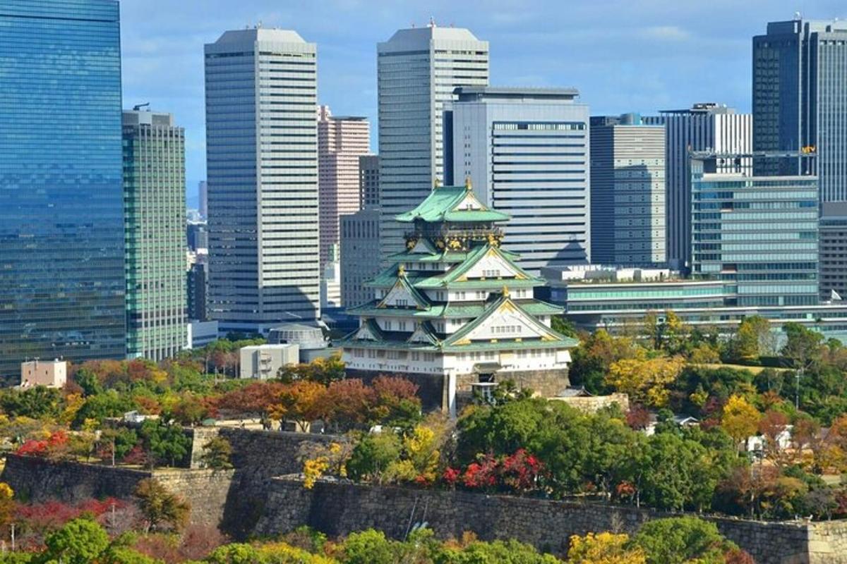 uno skyline di una città con una pagoda di fronte a una città