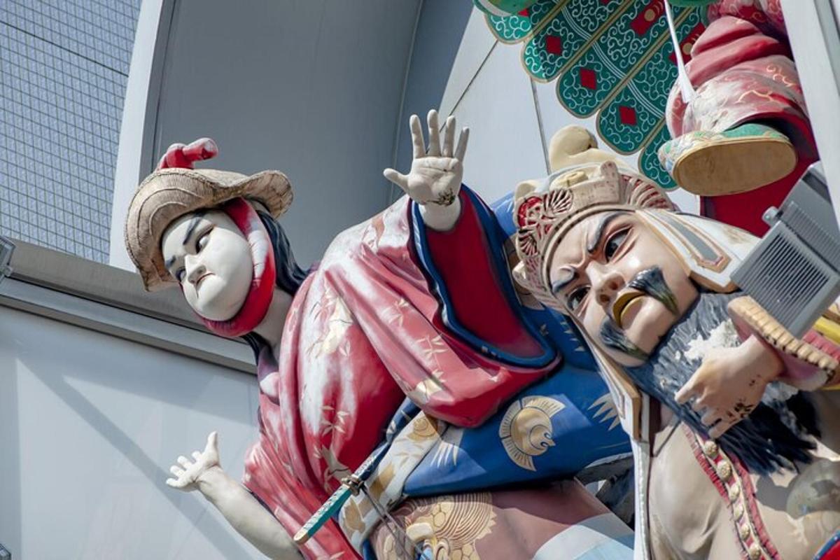 una grande statua di una donna e di un clown