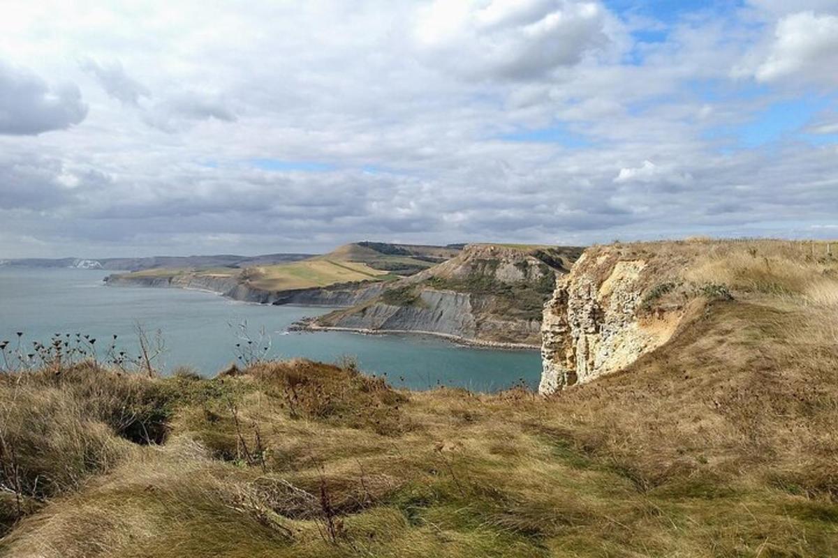 una vista di uno specchio d'acqua su una collina