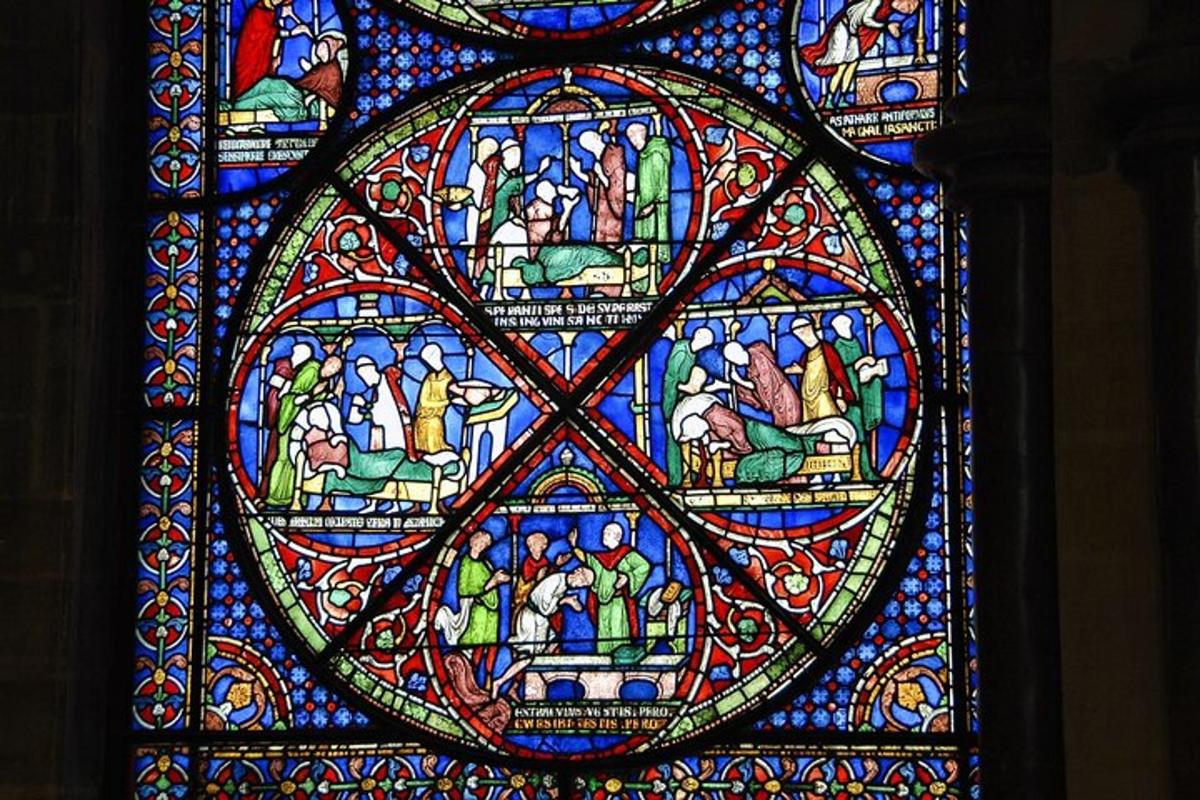 una grande vetrata in una chiesa