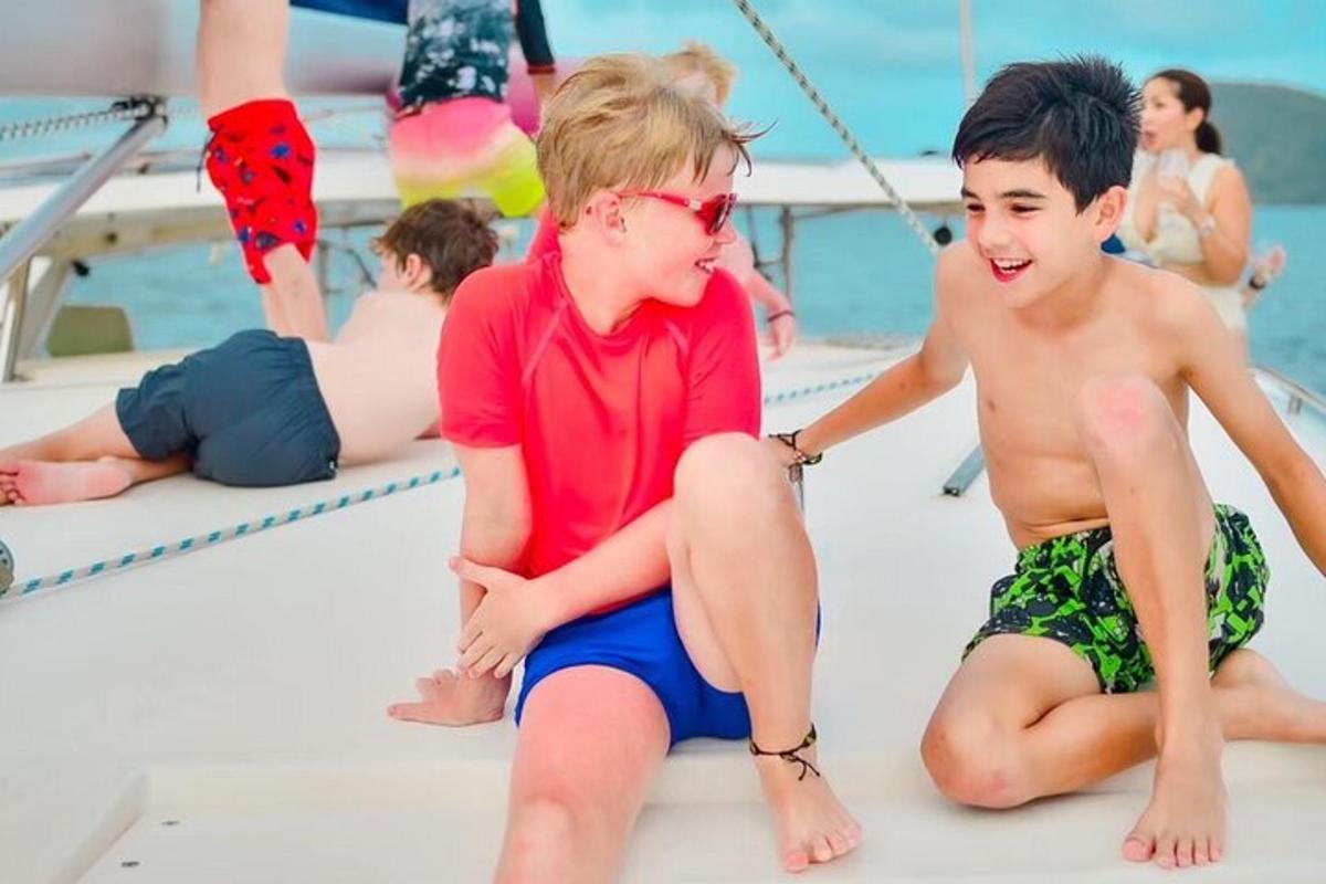 Un niño y una niña sentados en un barco