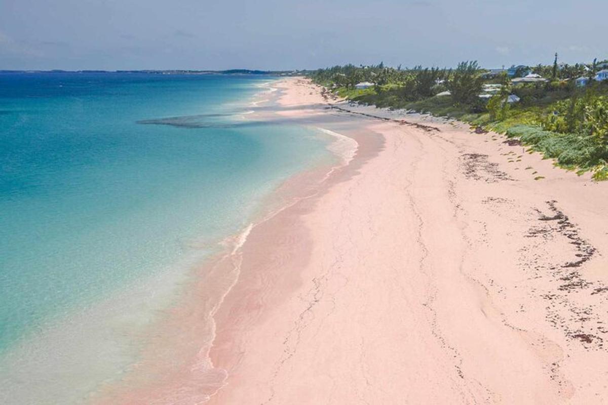 pemandangan udara pantai berpasir di lautan