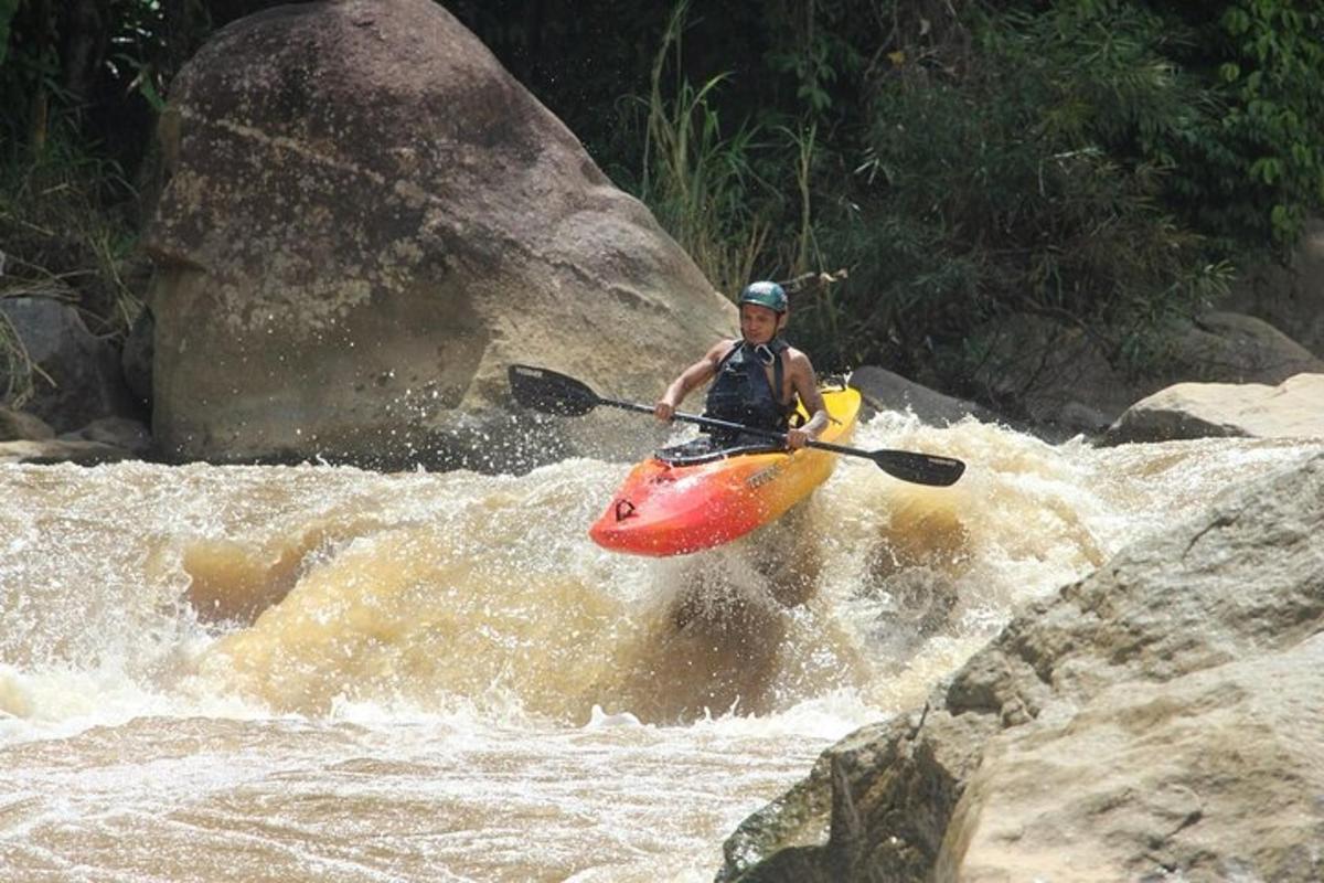 un uomo è in kayak in un fiume
