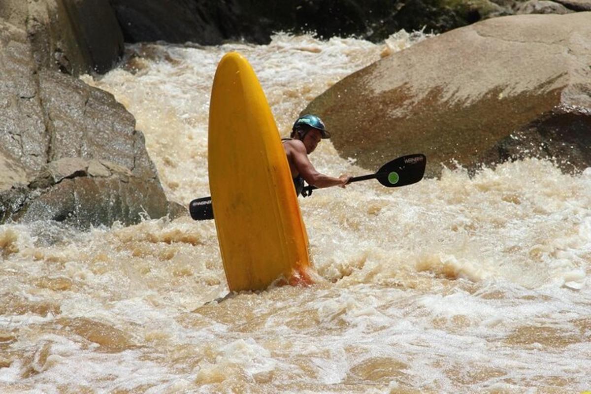 un uomo tiene una tavola da surf in acqua