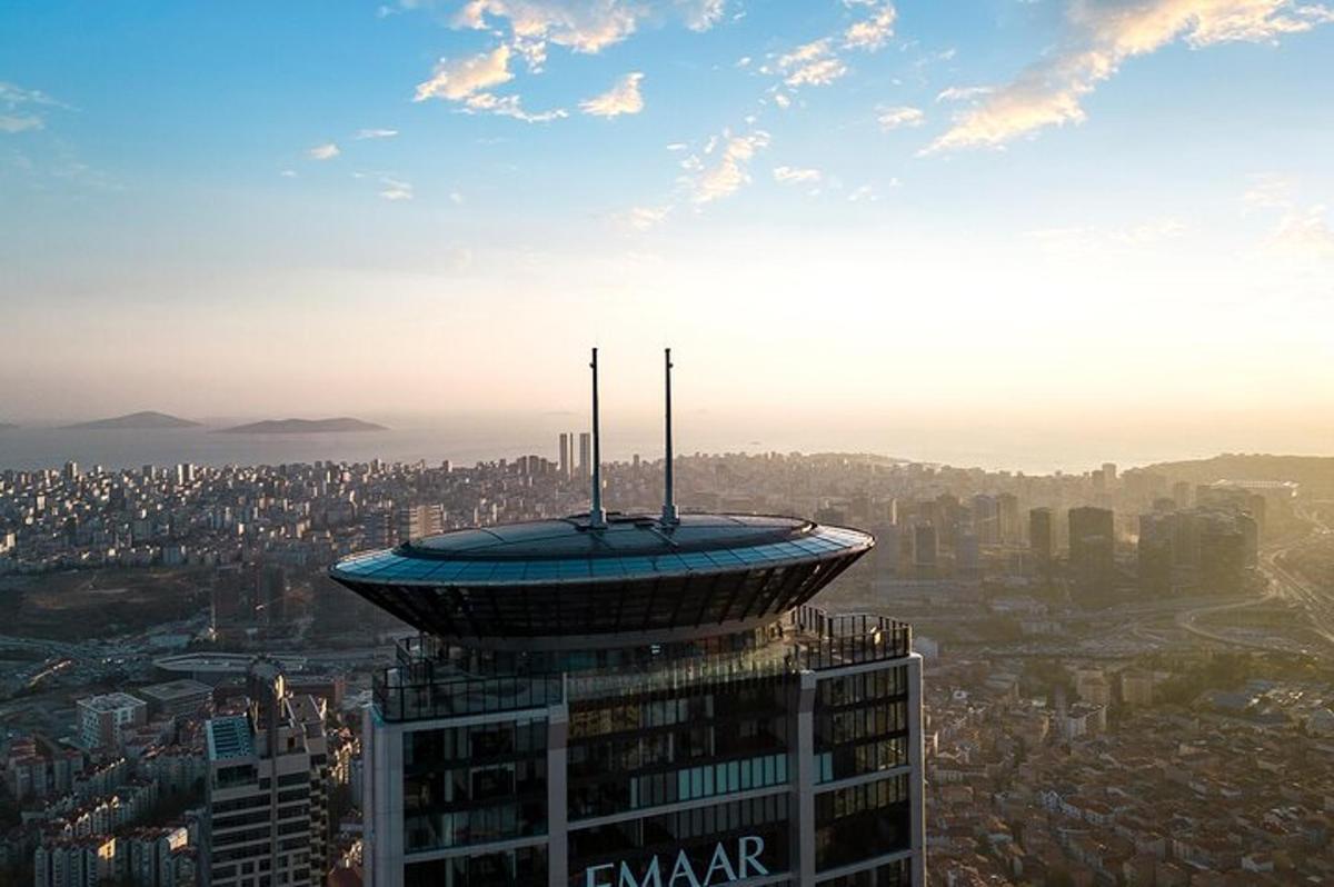 un edificio con una cupola in cima