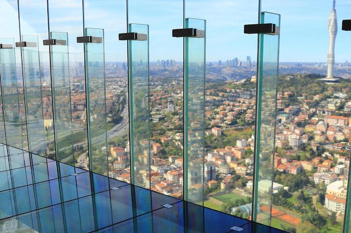 una vista di una città dalla cima di un edificio di vetro