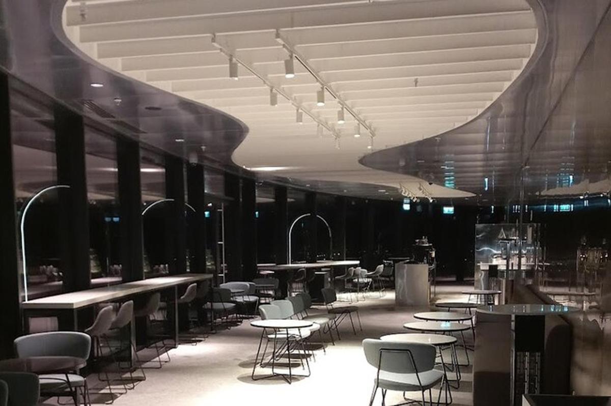 una zona pranzo con tavoli e sedie in un edificio