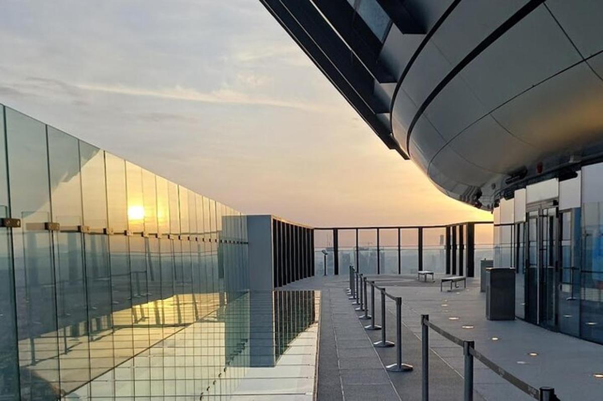 una vista di un edificio con pareti in vetro e panchine