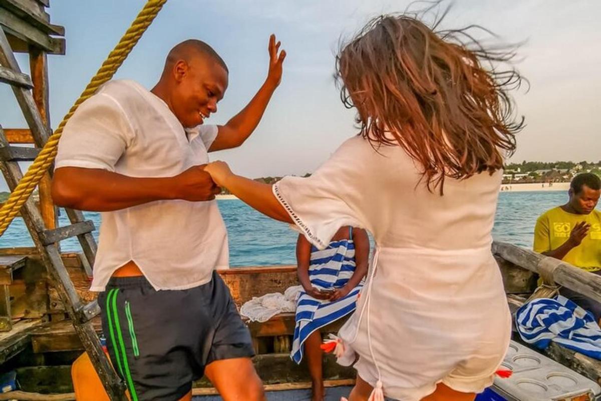 Un hombre y una mujer de pie en un barco