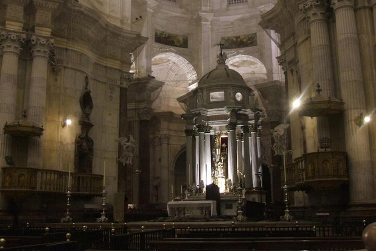 duży pokój z zegarem w kościele
