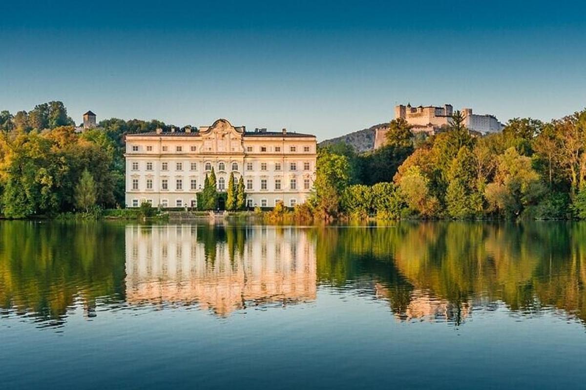 un grande edificio situato sulla cima di un lago