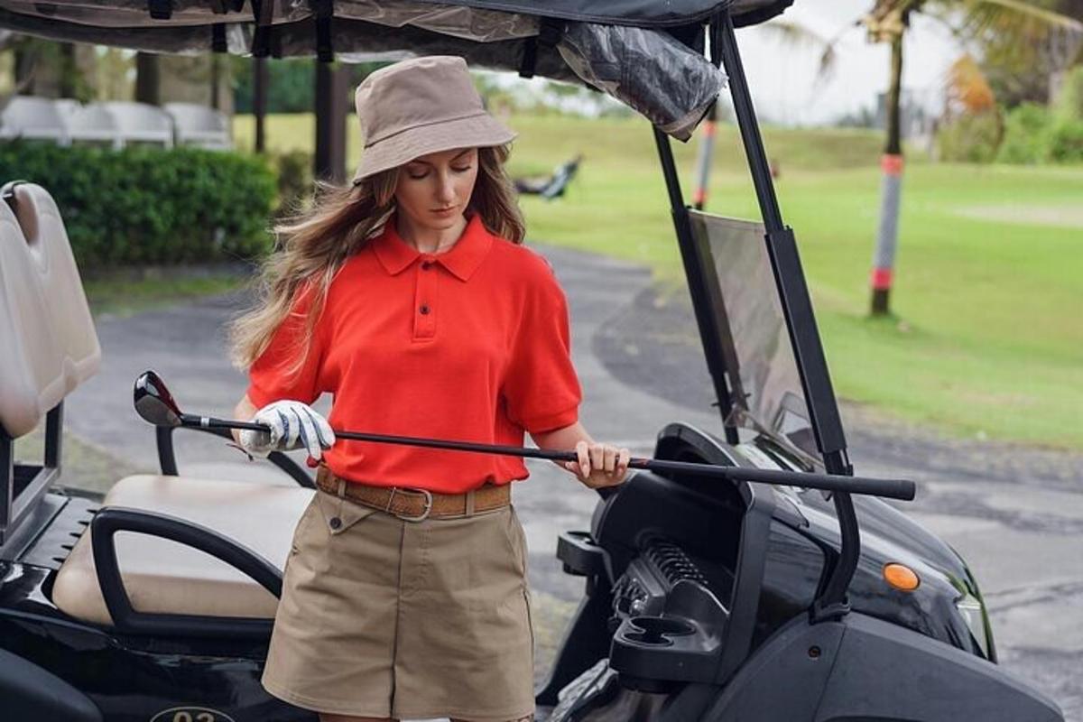 Žena dává něco do golfového vozíku