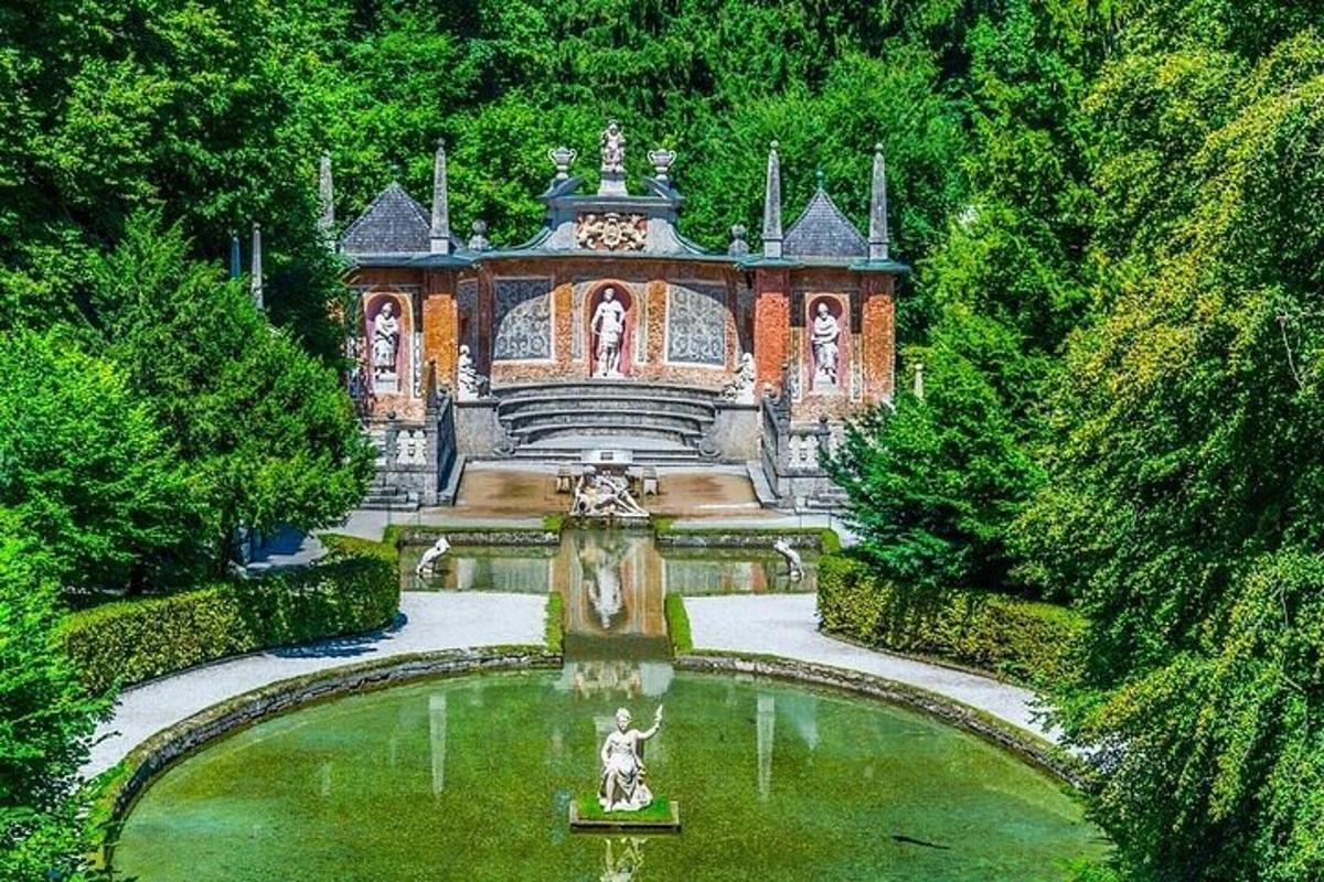 una casa con una fontana in mezzo a un giardino