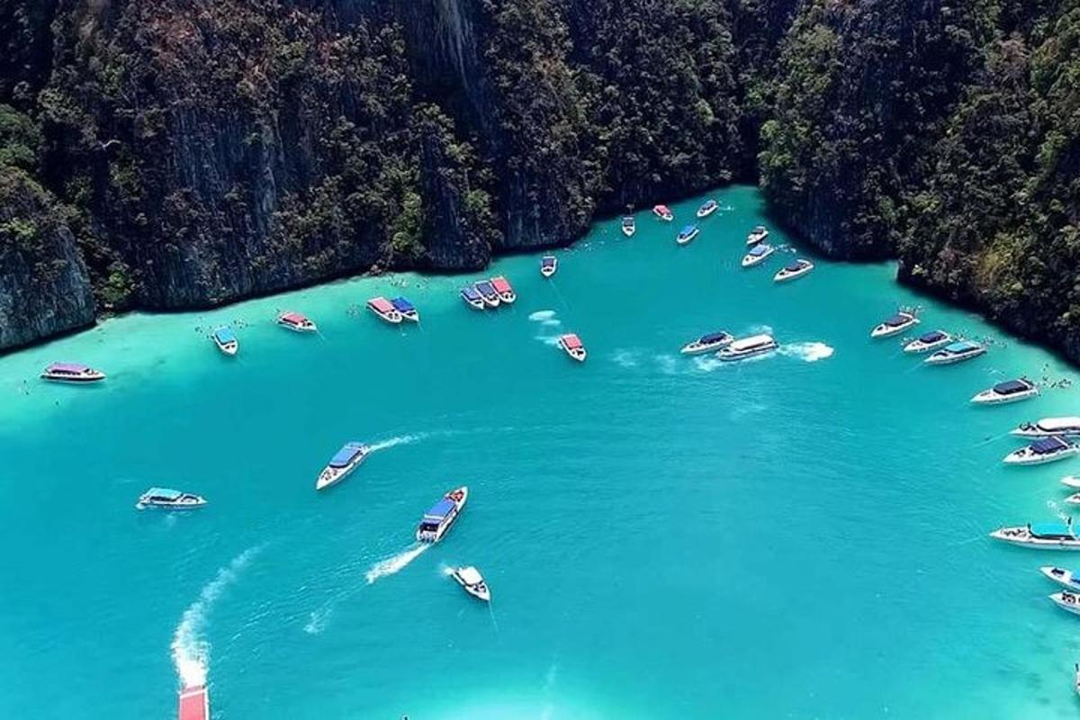 un gruppo di barche in acqua in un fiume