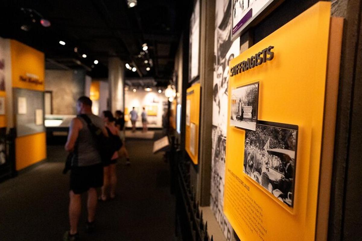 sekumpulan orang melihat pameran di muzium