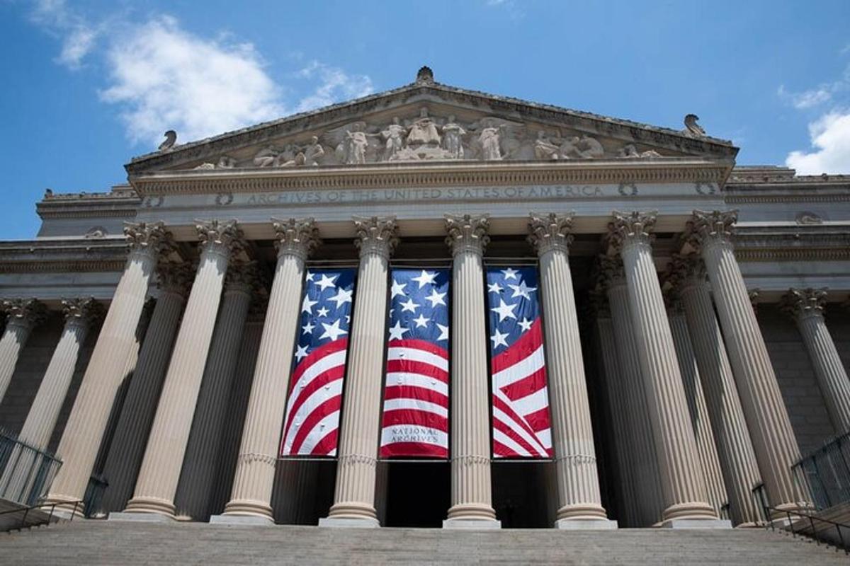 egy amerikai zászló az épület homlokzatán