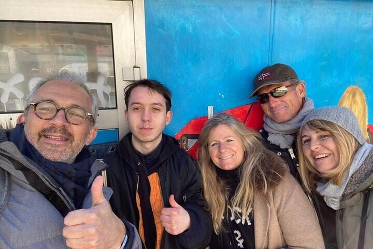 Grupa ludzi pokazująca kciuk do góry