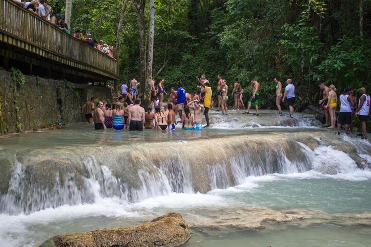 un gruppo di persone in piedi in cima a una cascata