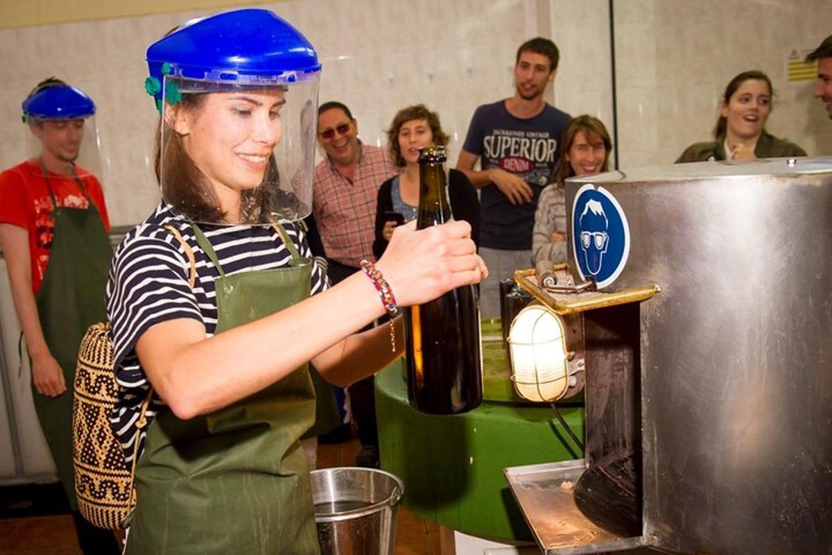 žena drží láhev vína