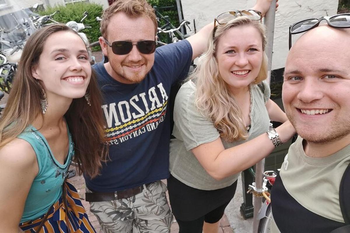 un grup de oameni care pozează pentru o fotografie