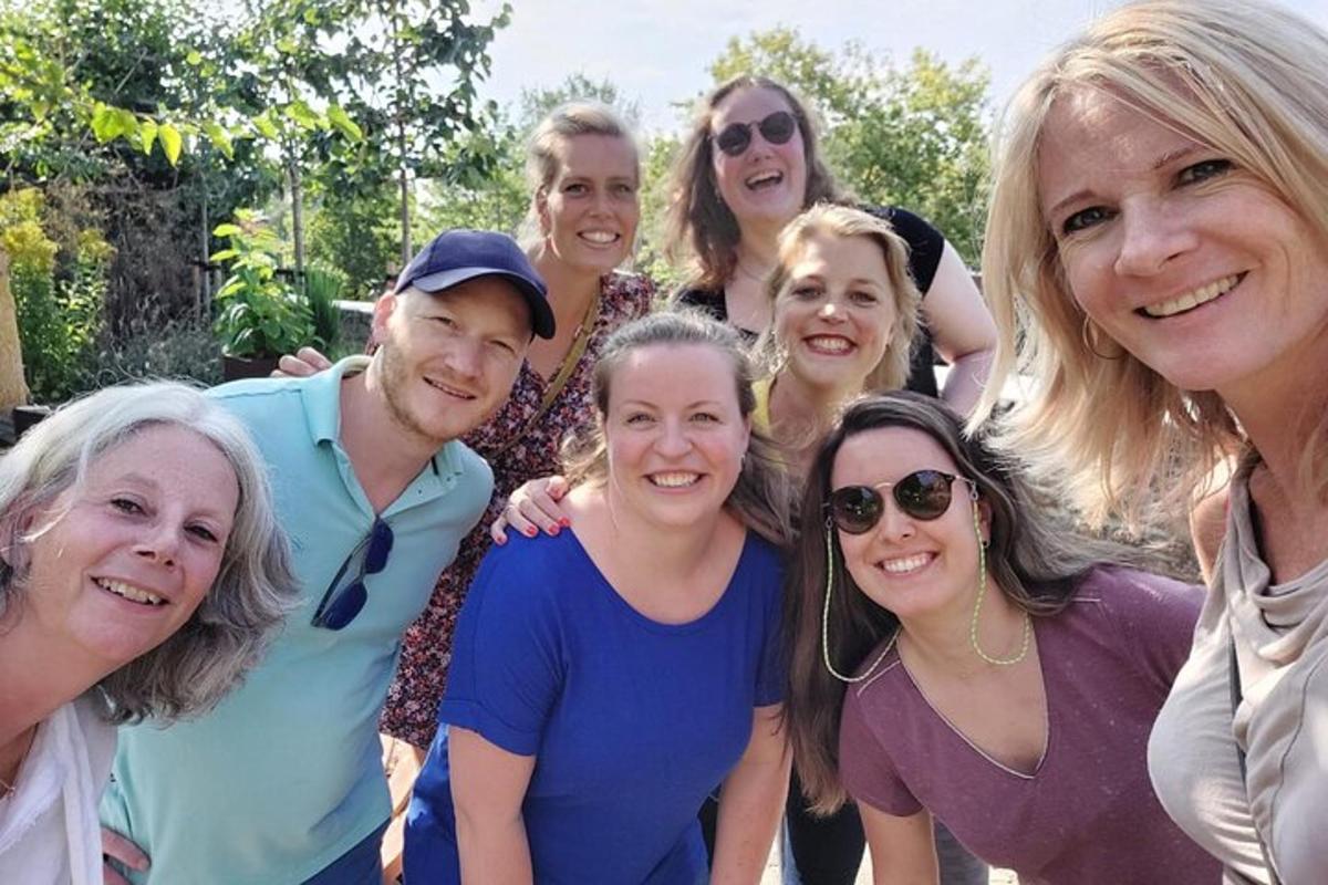 un grup de oameni care pozează pentru o fotografie