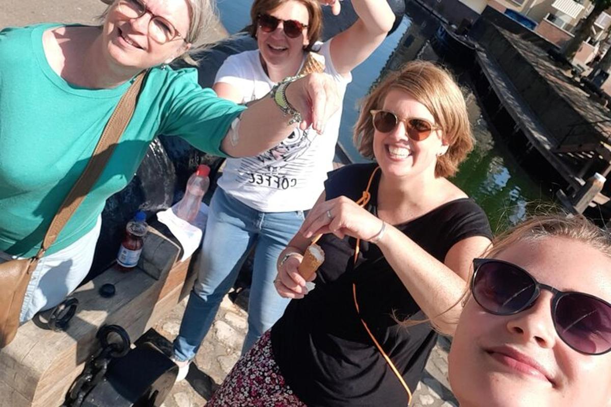 un grup de femei care stau una lângă alta