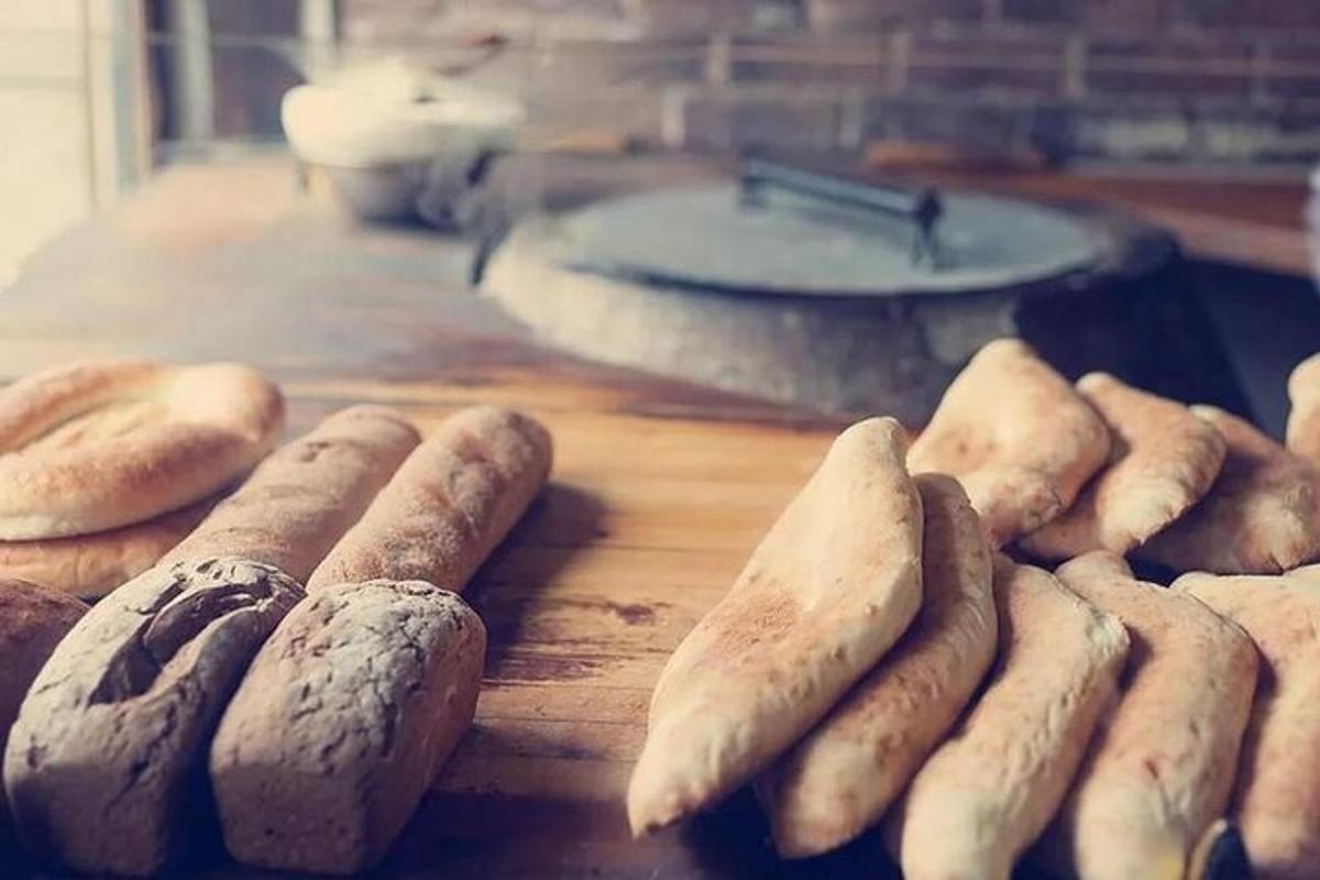 مجموعة من أعواد الخبز موضوعة على الطاولة