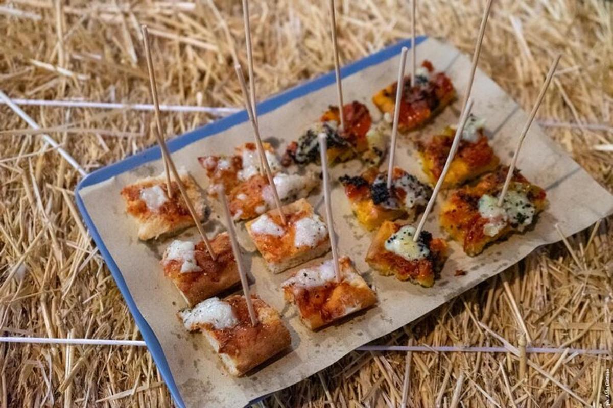 lėkštė maisto su užkandžiais ant pagaliuko