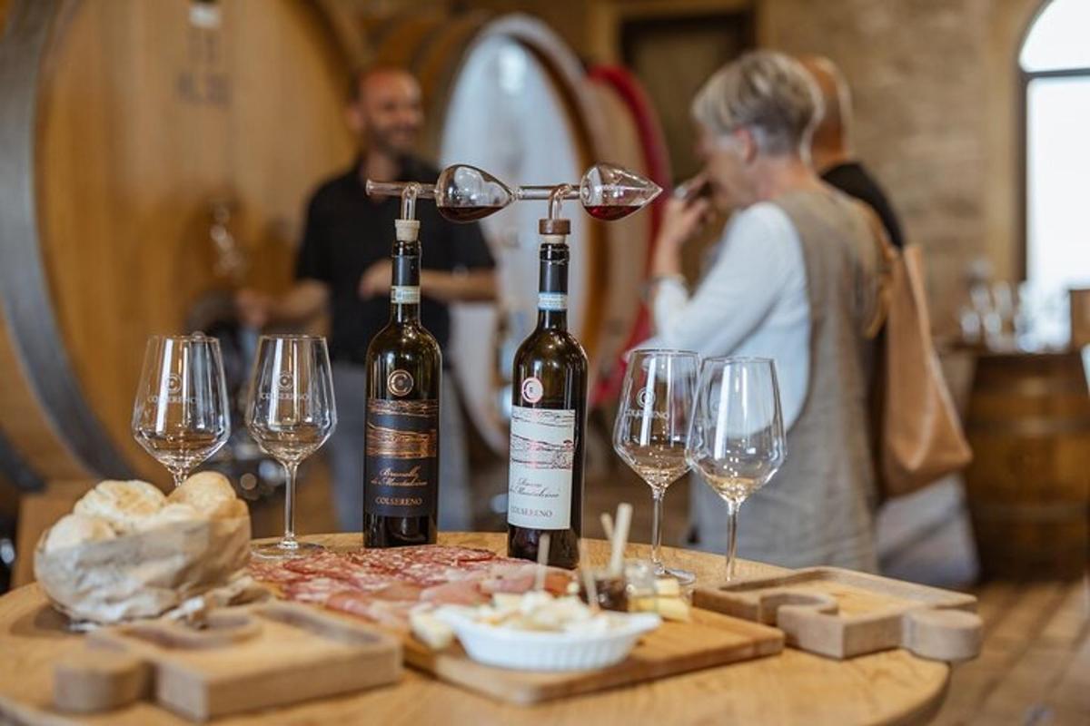două sticle de vin așezate pe o masă cu pahare de vin