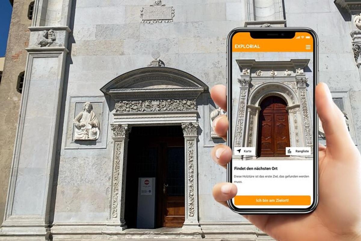 una persona que sosté un telèfon mòbil davant d'un edifici
