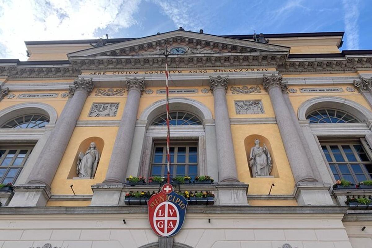 un edifici amb estàtues al costat