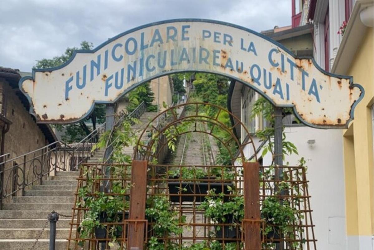 un rètol al costat d'un edifici